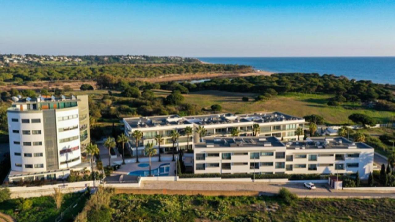 Apartamentos Cavalo Preto Beach Resort Картейра Экстерьер фото