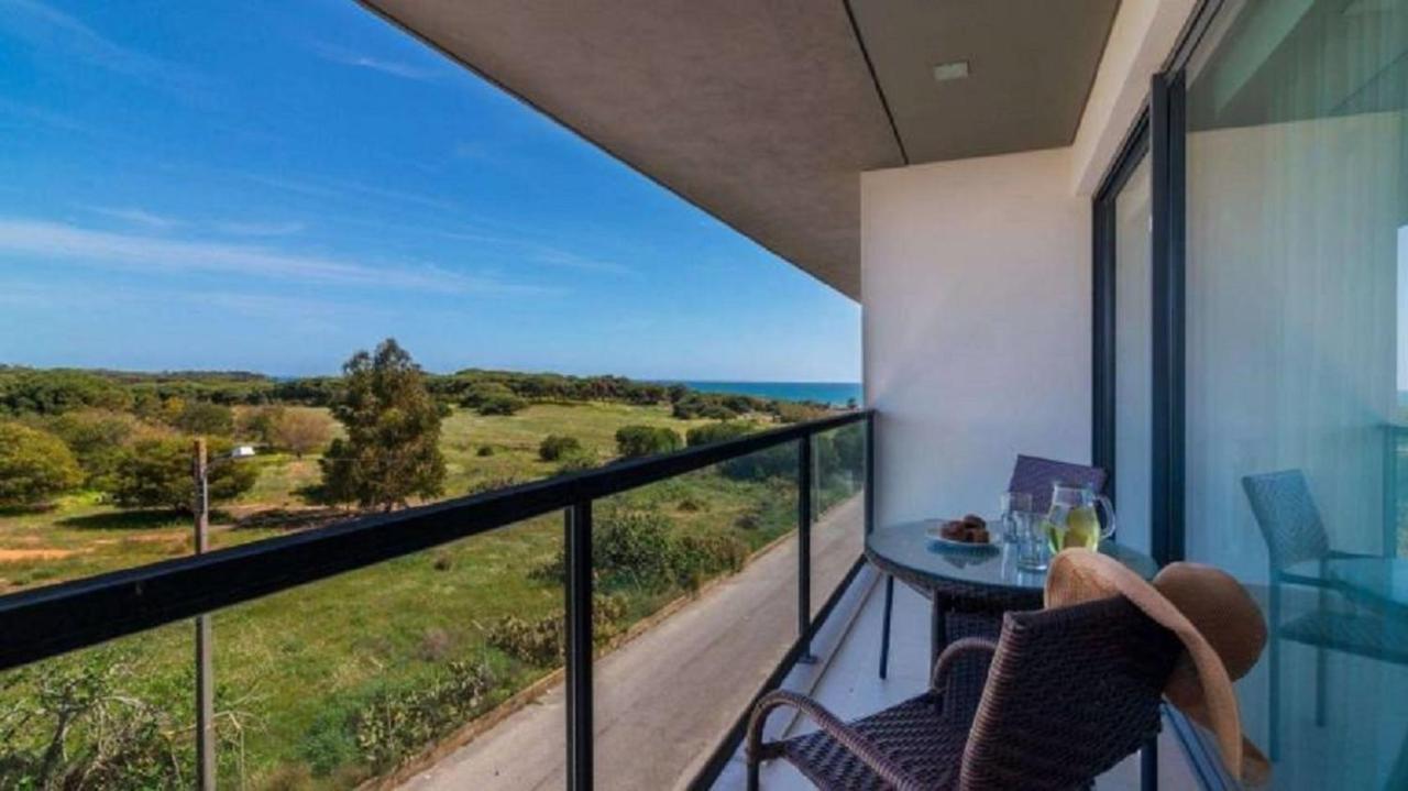 Apartamentos Cavalo Preto Beach Resort Картейра Экстерьер фото